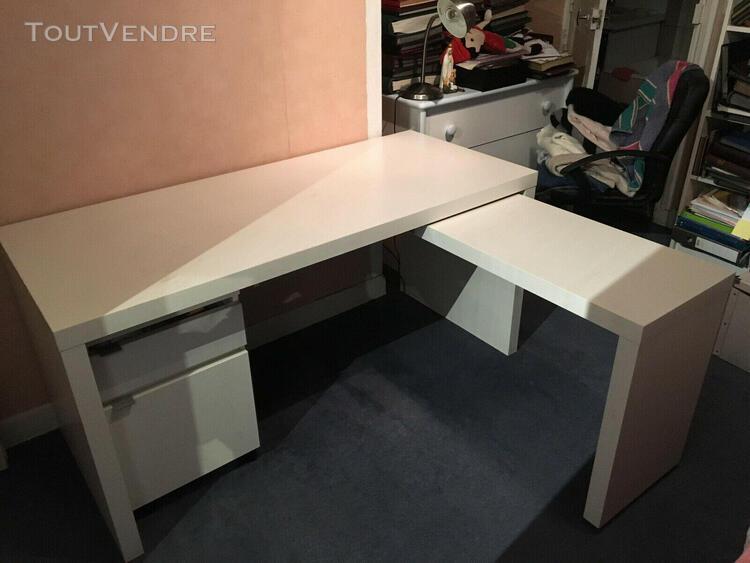 Bureau blanc avec tablette coulissante