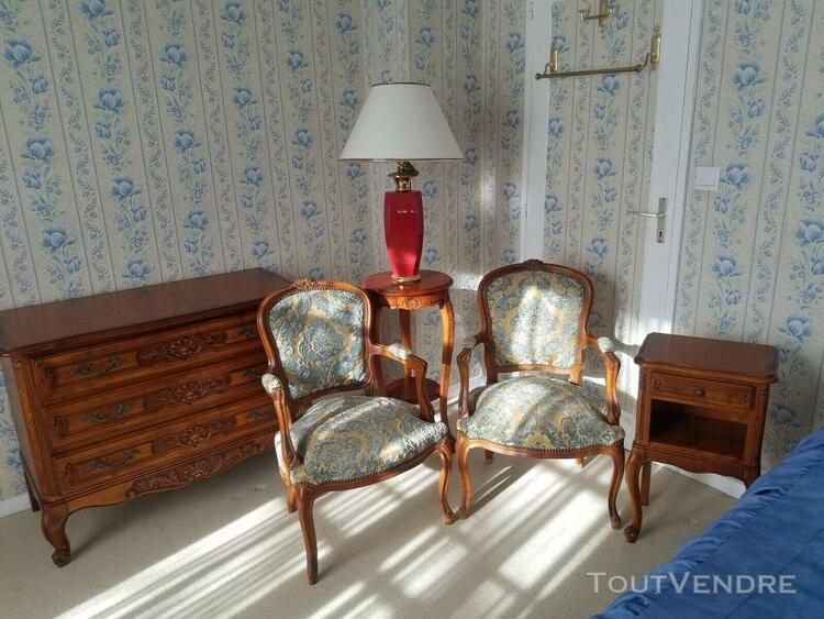 chambre merisier bois de lit et fauteuils capitonnes, cheve