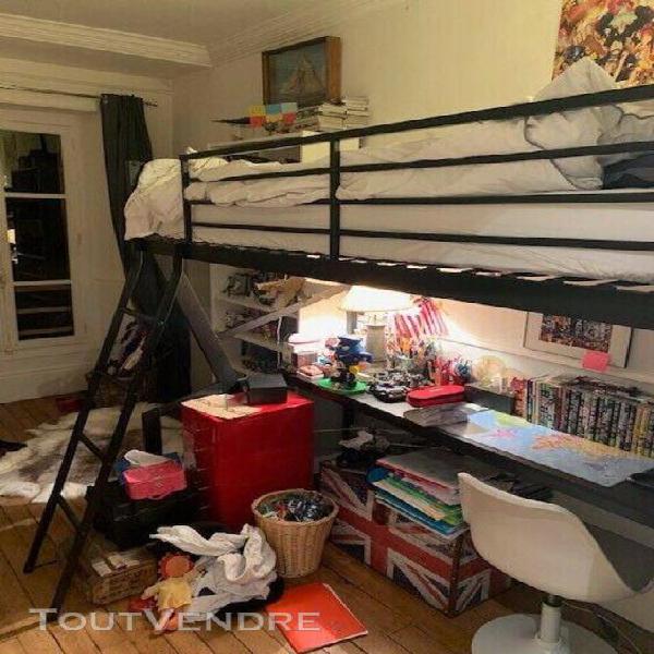 Mezzanine noire en métal avec bureau intégré et matelas