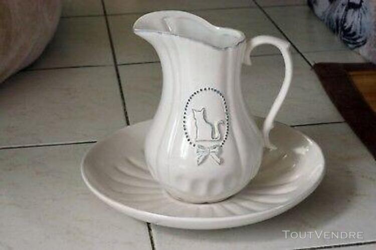 Broc en porcelaine sur assiette - motif chat