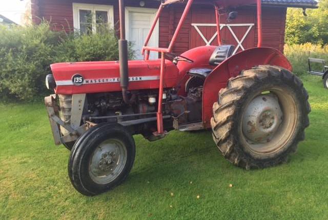 Tracteur agricole de marque massey...