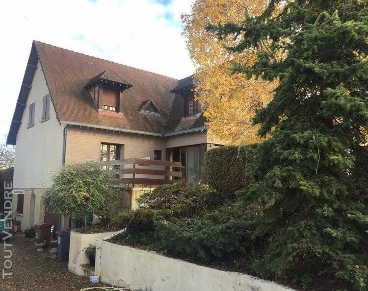 Maison de 1985 sur un beau terrain clos et arbore de 1360 m2