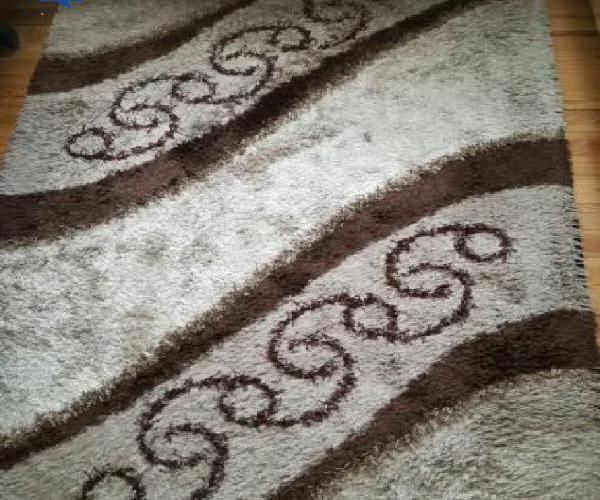 2 tapis (couleur marron et gris)