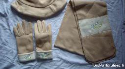 Lot gants + bonnet + echarpe femme à 3, 50 €