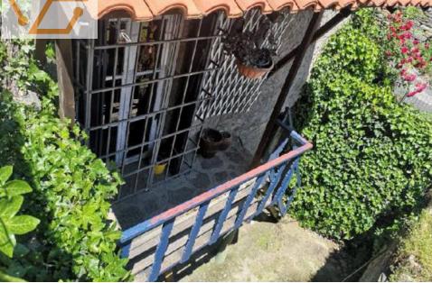 Petite maison avec terrasse et cour