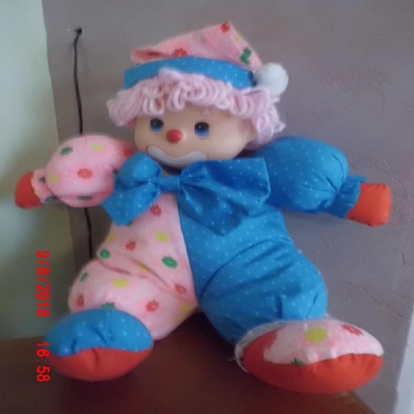 Peluche clown en tissu imprime rose et bleu occasion,