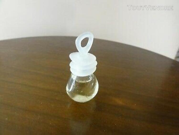 Miniature. naf naf. 1 touche. edt. 5 ml. bouchon transparen Miniature. naf naf. 1 touche. edt. 5 ml. bouchon transparen