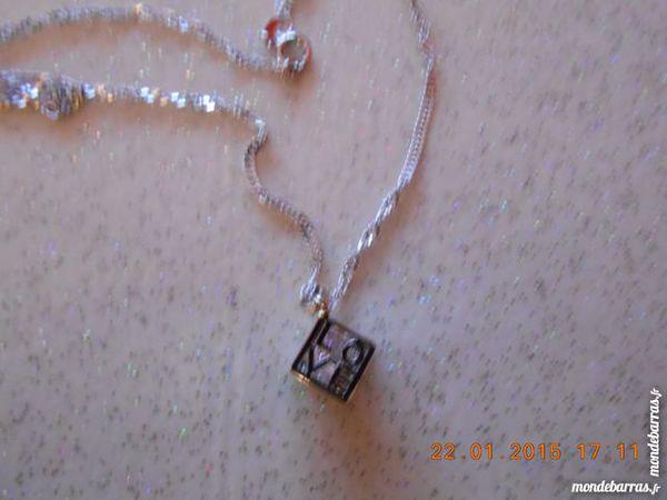 Collier argente avec pendentif carre neuf occasion,