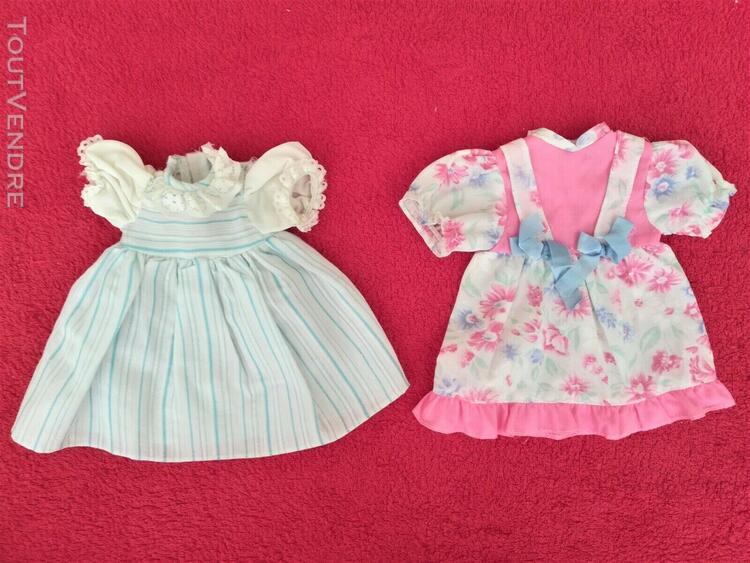 2 petites robes pour poupée de 40 cm environ bon état