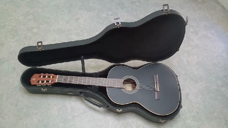 guitare classique alhambra, étui, partitions et accessoires