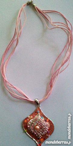 Collier fantaisie femme gros medaillon rose pastel occasion,