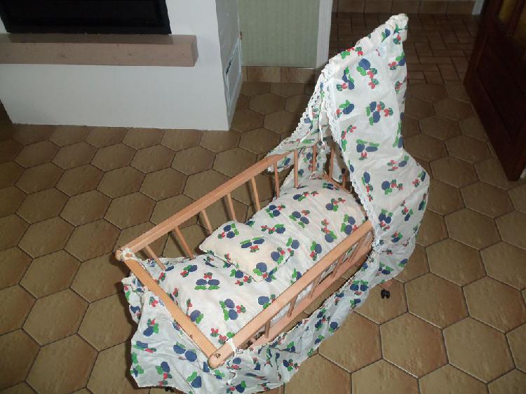 Petit lit en bois pour une poupée occasion,