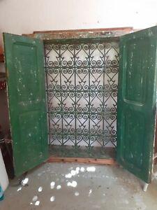 Fenêtre ancienne du haut atlas marocain avec grille et