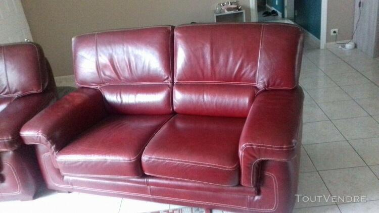 canapé et fauteuil en cuir de couleur bordeaux bonne assise