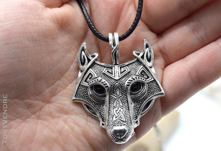 Collier pendentif tête de loup celtique détaillé. homme