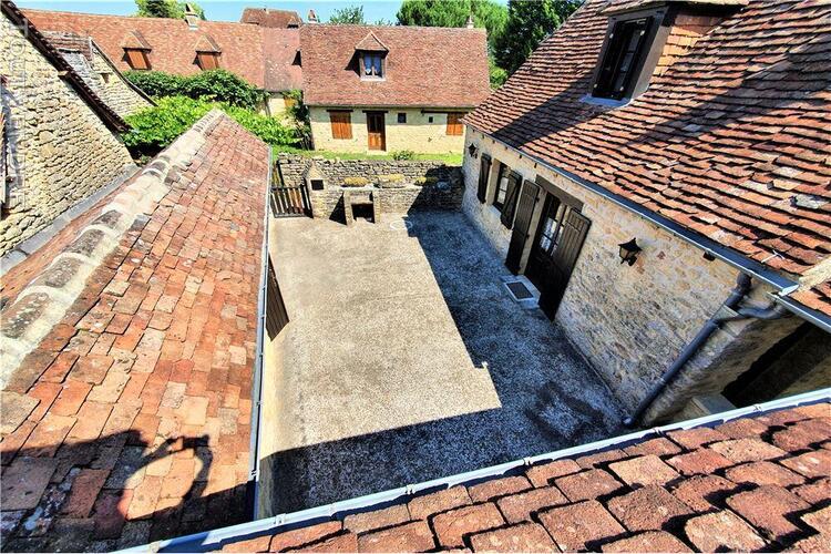 maison en pierre du pÉrigord dans un hameau