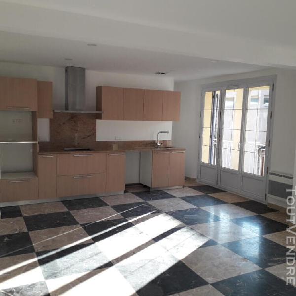 Appartement de type 3 de 65 m2 en haut de villa avec balcon,