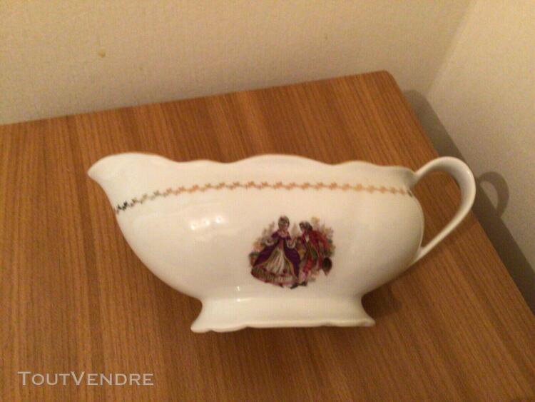 Lot de 2 saucières en porcelaine (berry et japon), be