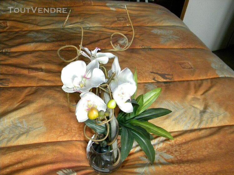 fleurs artificielles dans vase.