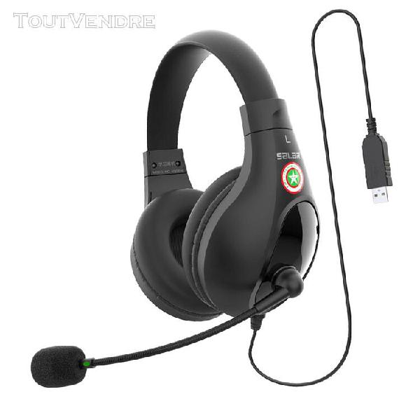 Des étudiants en classe casque avec micophone Des étudiants en classe casque avec micophone