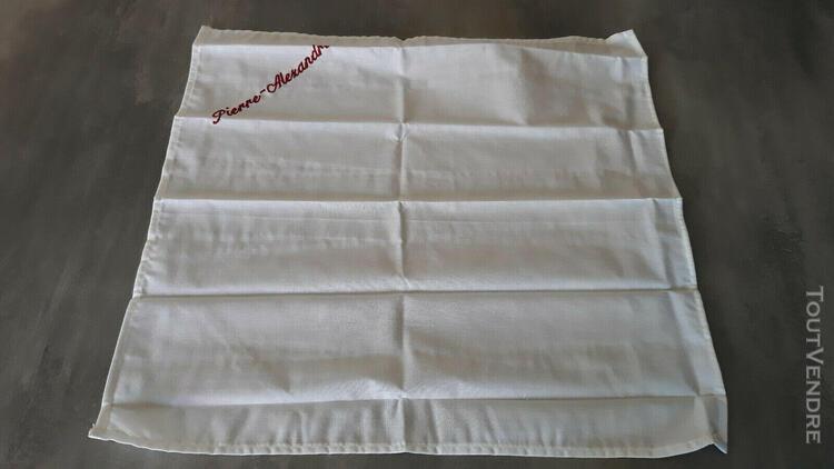 Serviette de table et sa pochette brodé neuf