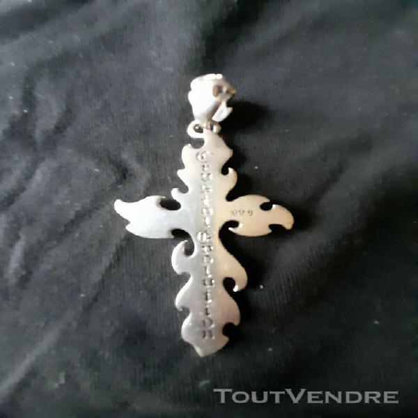 Crucifix en argent fin & en strass. crystal evolution. haut: Crucifix en argent fin & en strass. crystal evolution. haut: