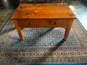 ancienne petite table de salon bois (voir la couleur de ce