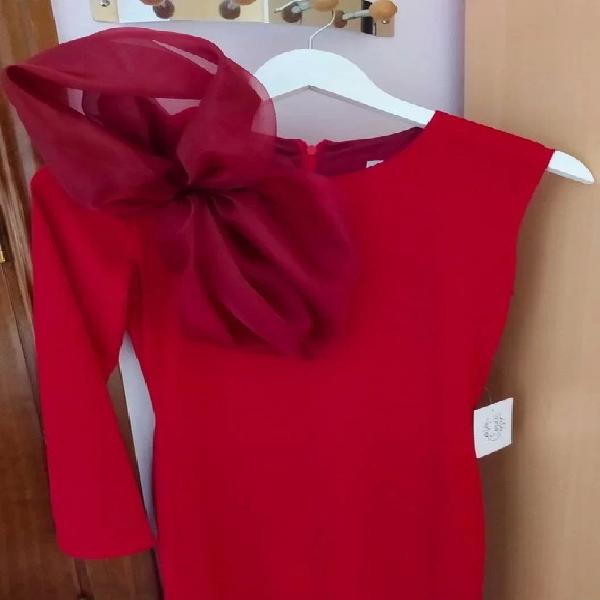 Precioso vestido rojo de una sola manga con lazo de cardié.