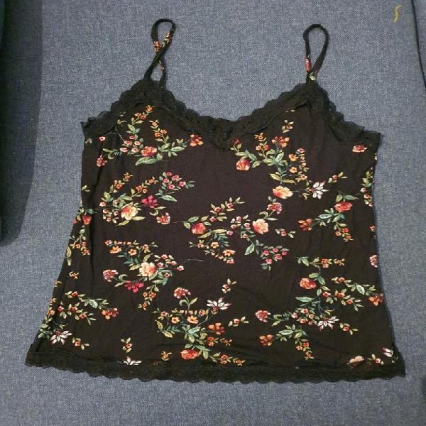 Top / camiseta tirantes negra con flores talla s