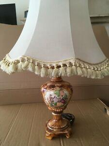 pied de lampe avec abat jour