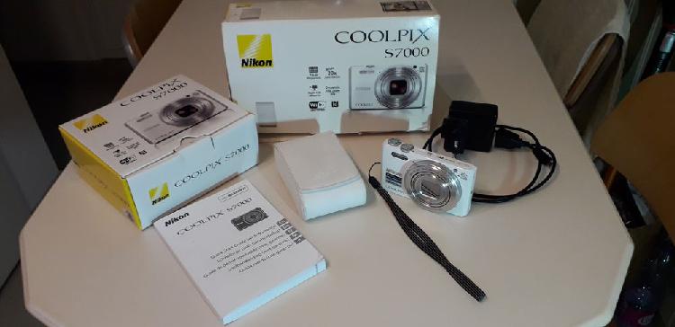 Appareil photo numérique nikon coolpix s7000 avec étui