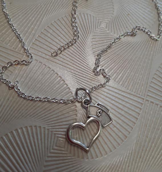 collier chaîne pendentif coeur chapeau infirmière argenté