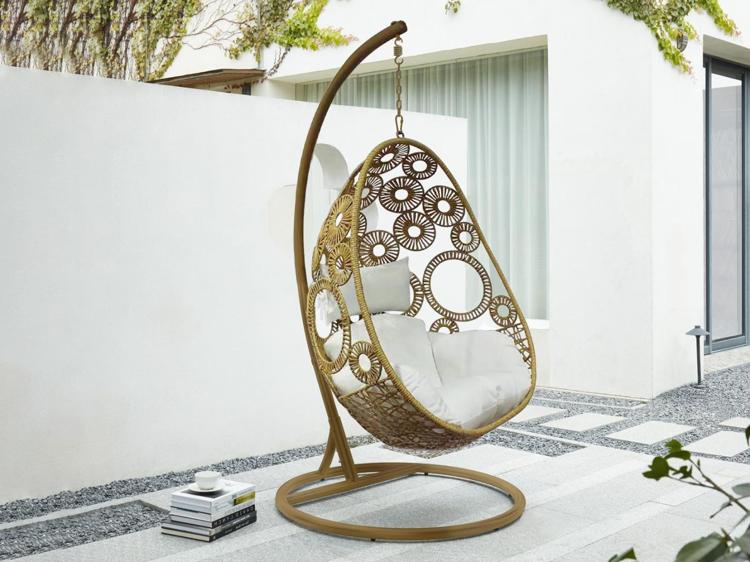 Fauteuil suspendu makaha résine tressée beige coussin blanc Fauteuil suspendu makaha résine tressée beige coussin blanc