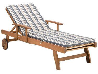 Chaise longue en bois naturel et coussin ray/xc3/xa9 bleu